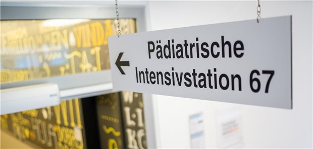 Schild einer Kinderintensivstation