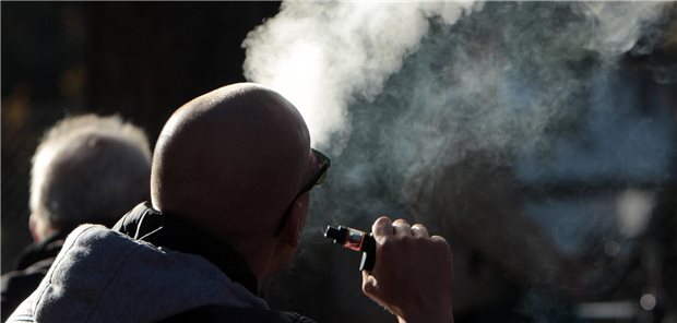 Aus ärztlicher Sicht ist es notwendig, Maßnahmen gegen die Folgen des Rauchens zu ergreifen. Auch das Umsteigen auf E-Dampf kann dabei  ein probates Mittel sein, um von der konventionellen Tabakverbrennungszigarette wegzukommen.