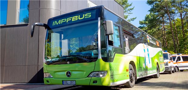 „Landärzte sollen ihre kostbare Zeit nicht auf Brandenburger Alleen vergeuden“ Der Impfbus könnte als mobile Arztpraxis die medizinische Versorgung verbessern.