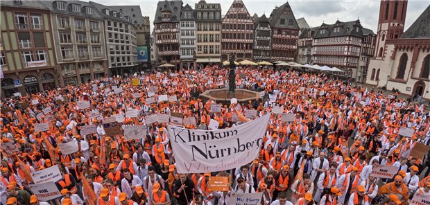 Kommunale Kliniken: 10.000 Ärzte beteiligen sich am Warnstreik Aus dem ganzen Bundesgebiet reisten an kommunalen Krankenhäusern beschäftigte Ärzte zur zentralen Streikkundgebung auf dem Frankfurter Römerberg an.