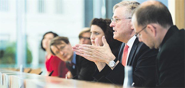 Theologe stärkt BÄK den Rücken Aus der Mitte des Bundestags entsteht ein Sterbehilfegesetz. Einen Vorschlag hat am 17. Juni eine Gruppe um den Bundestagsvizepräsidenten Peter Hintze (CDU) (2. v.r.) unterbreitet.