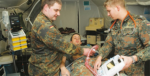 Mehr Mediziner - aber auch mehr Gefahren Aus der Übung der Sanitätssoldaten kann leicht Ernst werden: Zwar fehlen der Armee inzwischen weniger Ärzte, doch es drohen häufiger Gefechte.