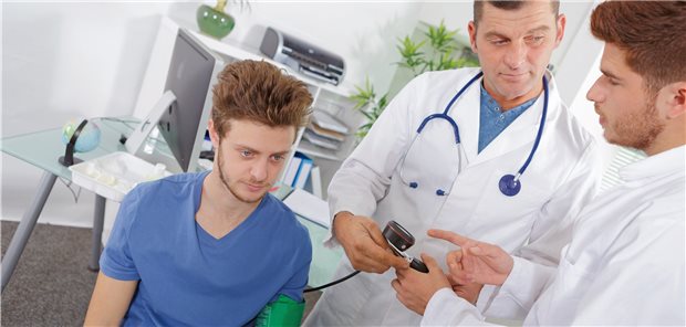 Approbationsordnung: Warum die Reform drängt Ausbildung in einer Lehrpraxis: Wie wohl die Blutdruckwerte des Patienten zu interpretieren sind? (Symbolbild mit Fotomodellen)