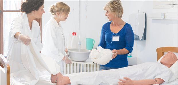 Pflegeverbände warnen vor Personalnotstand Ausbildung von Pflegekräften. Den Pflegeschulen gehen die Lehrkräfte aus, warnen Fachverbände.
