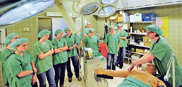 Es fehlt an Geld und guter IT-Ausstattung Ausbildung von Studenten an der Medizinischen Hochschule Hannover. Viele Unikliniken klagen über Finanznot.
