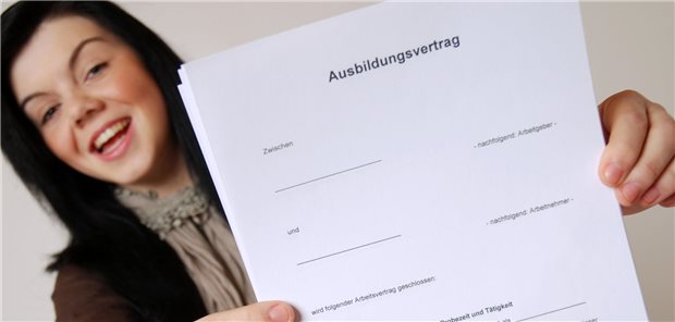 Ausbildungsvertrag in der Tasche: Den hatten zuletzt immer weniger Pflegefachkräfte.