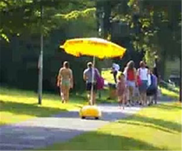Mobiler Parasol entert Freibad Auschnitt aus dem Youtube-Video mit dem mobilen Sonnenschirm.