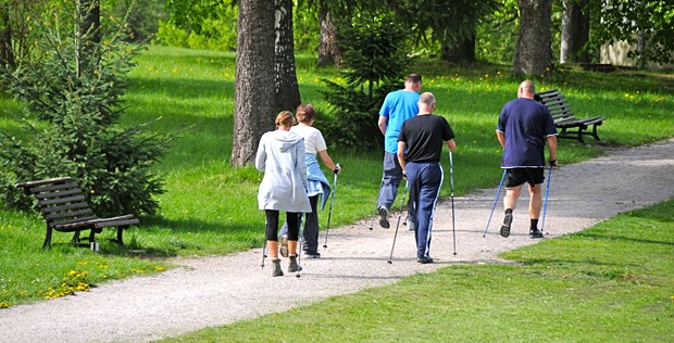 Laufen hilft Migränepatienten Ausdauersport wie Walken oder Joggen kann die Anzahl der Migräneattacken reduzieren.