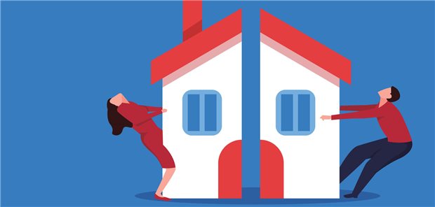 Mann und Frau zerren an einem Haus.