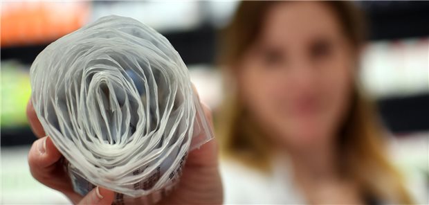 Ausgabe eines Blisters mit der Medikation für die Präexpositionsprophylaxe in einer Apotheke. In den vergangenen Monaten waren solche Blister nicht immer überall zu bekommen.