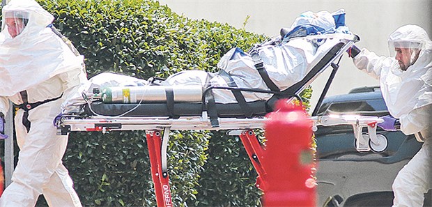 Die Ohnmacht an der Grenze der ärztlichen Kunst Ausgeflogen in die Heimat: Eine amerikanische Helferin, die mit Ebola infiziert wurde, landet in Atlanta.