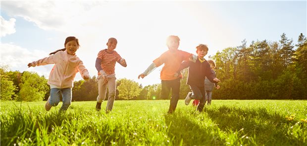Ausgelassenes Spielen in der Sonne könnte für Kinder zukünftig nicht mehr so problemlos möglich sein: Der Klimawandel schlägt sich zunehmend auf die kindliche Gesundheit.