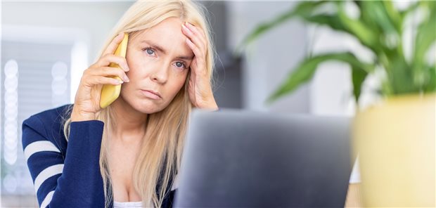 Home-Office: EU-Agentur empfiehlt mehr Präsenz in Betrieben trotz SARS-CoV-2 Ausgelaugt im coronabedingten Home-Office? Immer mehr Arbeitnehmer klagen über psychische wie auch muskuloskelettale Beschwerden als unerwünschte Nebenwirkung der Zwangs-Telearbeit in den eigenen vier Wänden.
