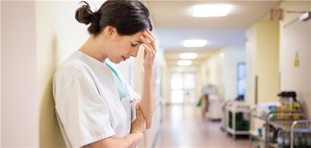 Pflegekräfte sind deutlich häufiger krankgeschrieben Ausgelaugte Pflegekraft: Der Gesundheitsreport 2022 der Techniker Krankenkasse verzeichnet hohe Fehltage von Pflegekräften.