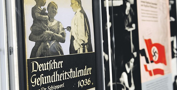 Nationalsozialismus: "Ärzte waren beteiligt" Ausgestellt: Die Rolle von Ärzten in der Nazizeit ist immer wieder Thema von Ausstellungen, derzeit auch in der Bundesärztekammer.