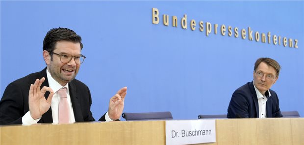 Lauterbach und Buschmann bessern bei Corona-Plänen nach – ein bisschen Ausgewogenes und flexibles Instrumentarium: Justizminister Marco Buschmann (l.) von der FDP und Gesundheitsminister Karl Lauterbach (SPD) am Mittwoch bei der Bundespressekonferenz-