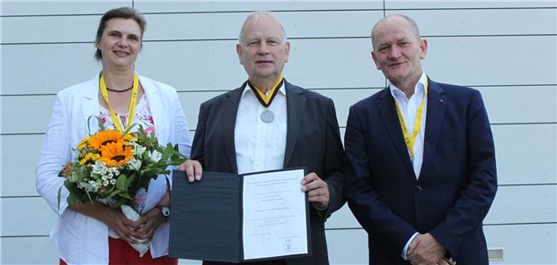 Dr. Ulrich Clever mit Albert-Schweitzer-Medaille gewürdigt Kammer-Vizepräsidentin Agnes Trasselli, Ehrenpräsident Dr. Ulrich Clever und Kammerpräsident Dr. Wolfgang Miller (v.l.)