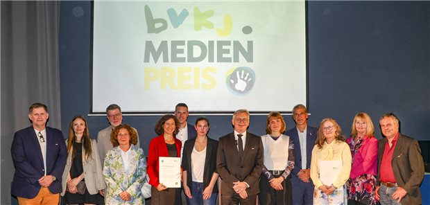 Schulen und Kitas zu gesunden Orten machen: So geht das! Das Bild zeigt Preisträgerinnen und Preisträger des Medienpreises des Berufsverbands der Kinder- und Jugendärzte zusammen mit Mitgliedern der Jury.
