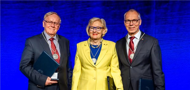 Ausgezeichnet mit der Paracelsus-Medaille der deutschen Ärzteschaft (v.l.): Hans Lippert, Astrid Bühren und René Gottschalk am Dienstag beim 128. Deutschen Ärztetag in Mainz.