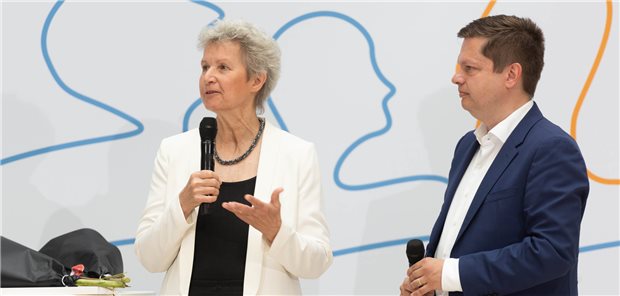 Sozialberatung in der Arztpraxis Ausgezeichnetes Projekt: Projektleiterin Martyna Voß vom Verein „Soziale Gesundheit“ zusammen mit dem Bezirksbürgermeister von Berlin-Lichtenberg, Martin Schaefer bei der Verleihung des „Berliner Gesundheitspreis 2023“.
