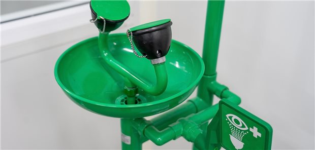 Symbol für Augenspülung und Notfall-Augenspülvorrichtung für Chemieunfälle.