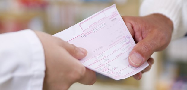 AMNOG bald mit 'Muss' statt 'Soll'? Aushändigung eines Rezepts. Die Vereinbarung von Praxisbesonderheiten soll für Ärzte hilfreich sein.
