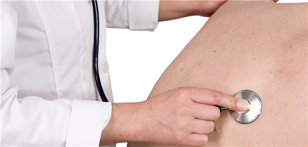 Auskultation: Bei COPD-Patienten sind oft weitere Organe in Mitleidenschaft gezogen, etwa das Herz und die Arterien, aber nicht selten auch die Knochen.