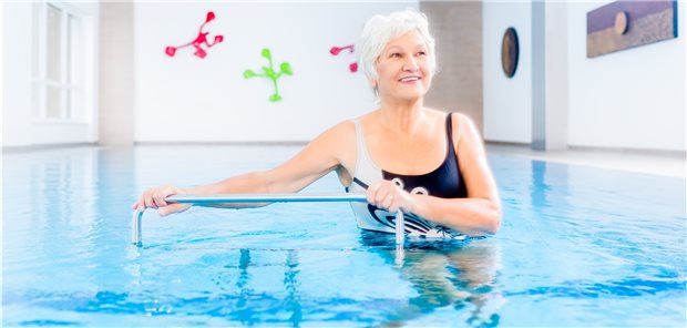 Ausreichend körperliches Training scheint nach einer Gelenkersatz-Op entscheidend für das langfristige Überleben zu sein. (Symbolbild mit Fotomodell)