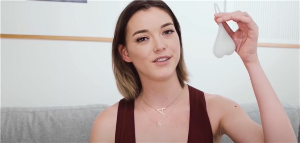 Kasse wirbt mit Pornodarstellerin für Hodenkrebs-Vorsorge Ausschnitt aus dem Video-Clip der TK zur Hodenkrebsfrüherkennung mit Porno-Darstellerin Anny Aurora.