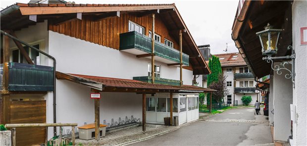 Missstände in Reha-Klinik: Ermittlungen gegen leitende Mitarbeiter Außenansicht der geriatrischen Reha-Fachklinik Lenggries. Die Ermittlungen im Zusammenhang mit Pflegemissständen in der geriatrischen Reha-Fachklinik Lenggries laufen auf Hochtouren.