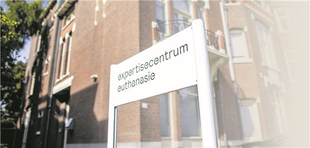 Tötung auf Verlangen ist in den Niederlanden fest etabliert Außenansicht des „Euthanasia Expertise Centers“ in Den Haag: Einrichtungen wie diese werden in den Niederlanden von Sterbewilligen konsultiert, wenn sich Hausärzte weigern, eine Tötung auf Verlangen zu leisten. Die gesetzliche Basis für dieses Vorgehen wurde vor 20 Jahren in den Niederlanden gelegt.