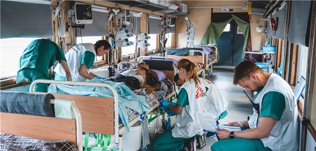 Außergewöhnlich: Dieser Zug verfügt über 20 Intensiv- und viele weitere Klinikbetten, um Patienten in sicherere Gebiete transportieren zu können. Mehr als 2.000 Menschen konnte laut „Ärzte ohne Grenzen“ so bereits geholfen werden.