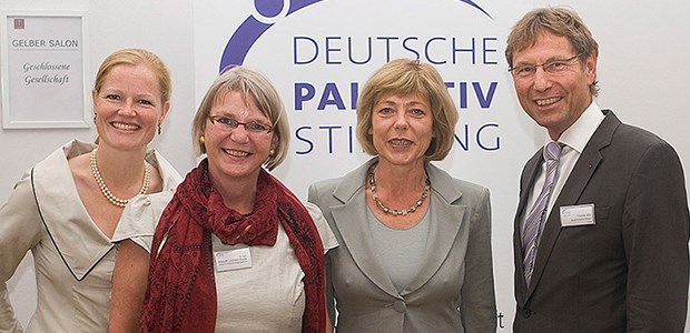 Palliativmedizin aus Sicht der Patienten Ausstellerin Dr. Elisabeth Lohmann zusammen mit Daniela Schadt (r.), Partnerin des Bundespräsidenten, bei der Eröffnung.