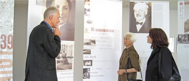 Erinnerung an die düsterste Epoche der Ärzteschaft Ausstellung "Approbationsentzug 1938" im Foyer der KVB in München: Elisabeth Büscher (Mitte), Tochter der Münchner Ärztin Dr. Magdalena Schwarz, die durch den Approbationsentzug ihre berufliche Existenz verlor. Mit im Bild Hansjörg und Ursula Ebell, die das Konzept für die Ausstellung entworfen haben.
