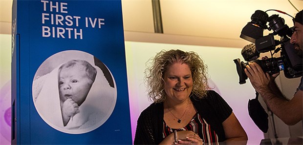 Erstes Retortenbaby – Louise Brown ermutigt zur IVF Ausstellungseröffnung im Science Museum London zum 40. Geburtstag von Louise Brown, dem ersten mit künstlicher Befruchtung gezeugten Menschen der Welt.