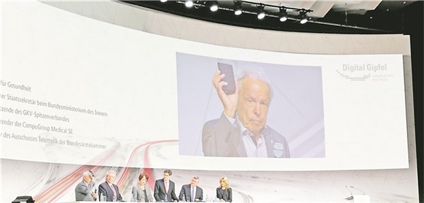 Ärzte holen jetzt stark auf Austausch beim Gipfel: BÄK-Vorstandsmitglied Dr. Franz Bartmann, Frank Gotthardt von der CompuGroup, Dr. Doris Pfeiffer vom GKV-Spitzenverband, Innenstaatssekretär Dr. Ole Schröder, Gesundheitsminister Hermann Gröhe (v.l.)