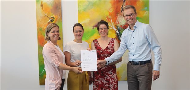 Gesundes Kinzigtal: „Wir sehen uns in der Region als Innovator“ Auszeichnung des Ärztenetzes „Gesundes Kinzigtal“ (von links): Susanne Halsinger, Janina Stunder, Dr. Madeleine Renyi (Geschäftsleitung Gesundes Kinzigtal GmbH) und Volker Przibilla (stellvertretender Geschäftsführer der Bezirksdirektion Südlicher Oberrhein der AOK Baden-Württemberg).