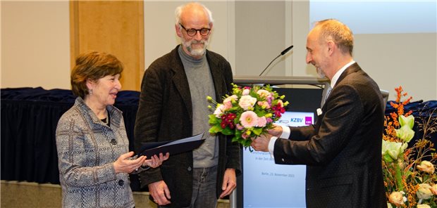 Kinderarzt und Biochemikerin mit Herbert-Lewin-Preis geehrt Auszeichnung für Forschung und Gedenken (v.l.n.r.): Dr. Vera Trnka, Dr. Stephan Heinrich Nolte und KBV-Vize Dr. Stephan Hofmeister bei der Übergabe des Herbert-Lewin-Preises 2021 am Dienstag in Berlin. (v.l.n.r.)