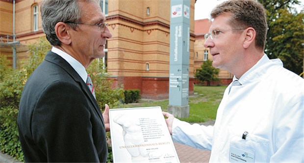 Berliner Klinik vorbildlich bei Organspende "Auszeichnung für alle Mitarbeiter": ukb-Chef Professor Axel Ekkernkamp (r.) und Klinikarzt Professor Walter Schaffartzik mit Urkunde.