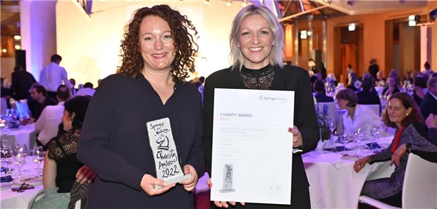 Driescher Hof: Eine Chance für Kinder, die im sozialen Abseits stehen Auszeichnung für den Driescher Hof: Sandra Jansen (l.), Leiterin des Vereins Kinder- und Jugendhilfe Driescher Hof e.V., und ihre Stellvertreterin Simone Jansen nahmen den Charity Award entgegen.