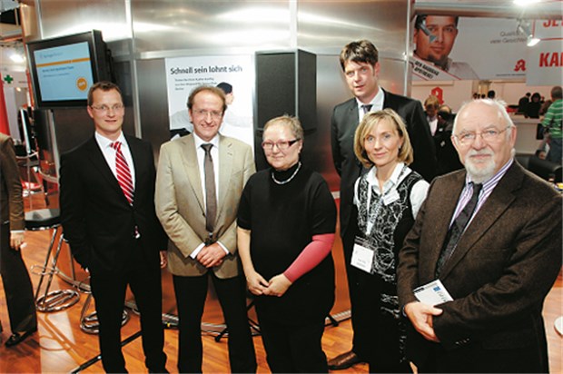 Auszeichnung für gute Kooperation: Apotheker Dr. Rolf-Günther Westhaus (2.v.l.) und Krankenhausapothekerin Gisela Sproßmann (3.v.l.)