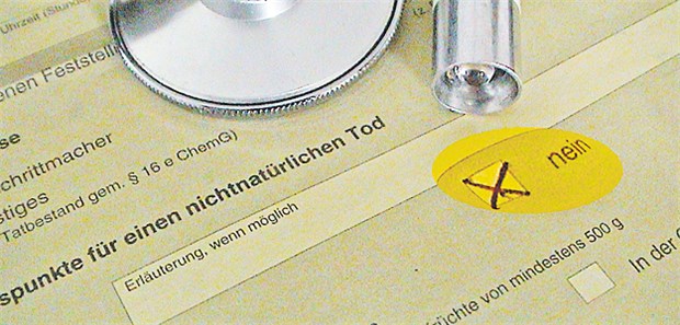 Auszug aus einem Totenschein: Eine Studie soll im Saarland nun - anhand der Auswertung von rund 12 000 Dokumenten - aufdecken, wie hoch der Anteil unsicherer Todesursachen ist.
