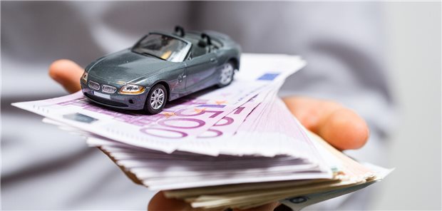 Auto auf Geldscheinen