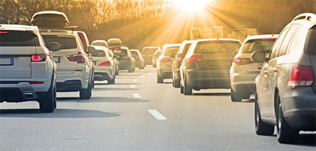 Pneumologen fordern mehr Engagement für saubere Luft Autocorso zum Feierabend: Wer an einer solchen viel befahrenen Straße in der Stadt lebt, bekommt mitunter eine ordentliche Portion Schadstoffe ab.