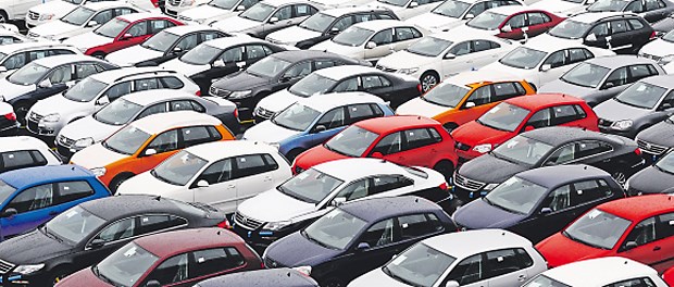 Hat das Auto als Statussymbol ausgedient? Autos, soweit das Auge reicht, auf dem Autoterminal der Bremer Logistic Group. Dass die Nachfrage so stark bleibt, bezweifeln Experten.