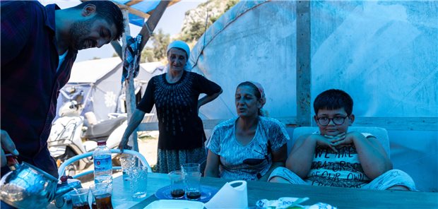 Ärztekammer warnt nach Erdbeben in Türkei vor gesundheitlichen Langzeitschäden Ayfer Orukcu (2.v.r.) lebt mit ihrem Sohn (r), ihrer Mutter Nuriye und ihrem Bruder Aziz (l) in einem Zelt in der Nähe ihres alten Viertels. Ihr Haus wurde bei dem Erdbeben vor fast sechs Monaten zerstört.