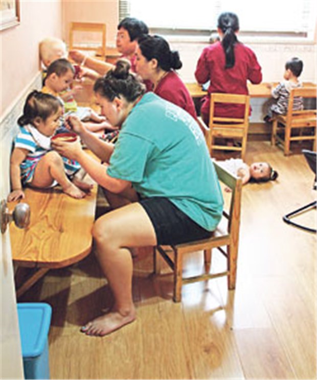 Hoffnung auf Leben für Waisenkinder "Ayis", chinesische Kindermädchen, betreuen die zum Teil schwer kranken Kinder bei "New Day Creations" rund um die Uhr.