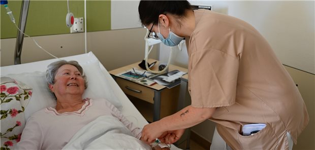 TK-Chef Baas: Einführung von PPR 2.0 ist „fachlicher Unsinn“ Aylin Yalcin (r), Gesundheits- und Krankenpflegerin, kümmert sich in der Kreisklinik Groß-Gerau um Patientin Johanna Eleonora Sillinger aus Worfelden, die wegen eines Handbruchs operiert worden war.