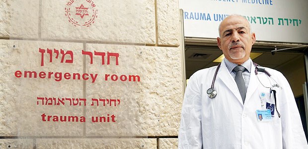 Klinik als 'Oase des Zusammenlebens' Aziz Darawshe vor dem Eingang zur Notaufnahme des Hadassah-Krankenhauses in Jerusalem.