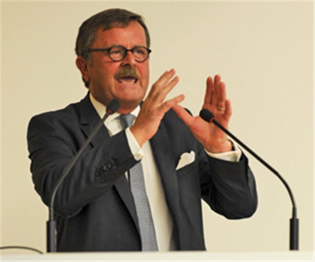 Kassen kratzen an der Arzt-Würde BÄK-Chef Montgomery: Kassenangebot ist eine Frechheit.